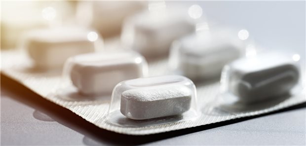 „Bei Basis-Antibiotika sind wir zu abhängig von Nicht-EU-Ländern“ Basis-Antibiotika sind für forschende Unternehmen wenig lukrativ. Zwar gibt es bereits einige Projekte, die mit öffentlichen Geldern gefördert werden, dies aber meist im Bereich der Reserveantibiotika. Hier müsste mehr geschehen.
