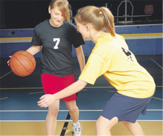 Spezielles Aufwärmtraining schützt Knöchel Basketball wird auch von Mädchen gern gespielt. Es ist aber auch verletzungsträchtig. Ein spezielles Warm-up schützt.