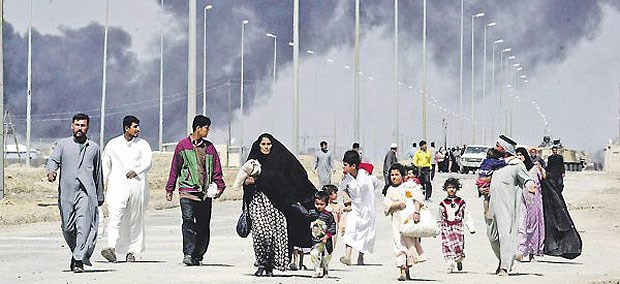 Irak-Krieg spaltet die Welt Basra am 28. März 2003: Viele Menschen flüchten vor dem Krieg.