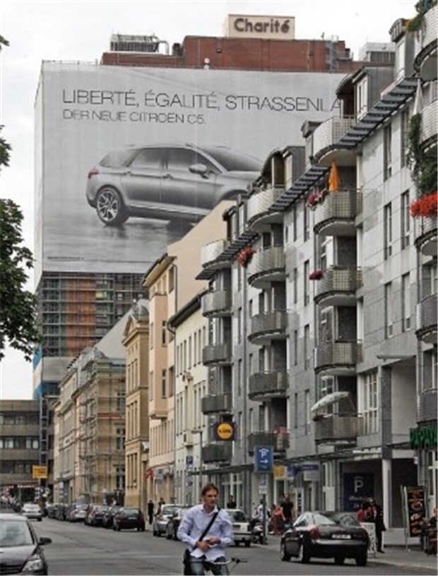 Kranke Scheichs auf Tempelhof - "alles Phantasie" Bauarbeiten nur vorgetäuscht - die Charité musste die Werbung abmontieren.