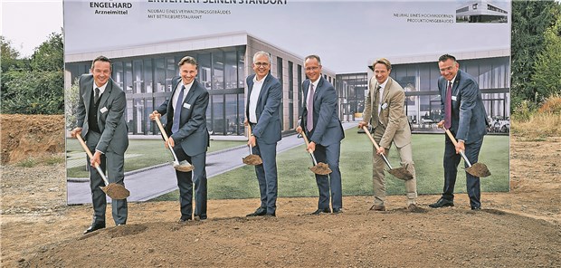 Engelhard stellt sich auf weiter wachsende Nachfrage ein Baubeginn mit Politprominenz: Hessens Wirtschaftsminister Tarek Al-Wazir (3. von links) am Spaten.