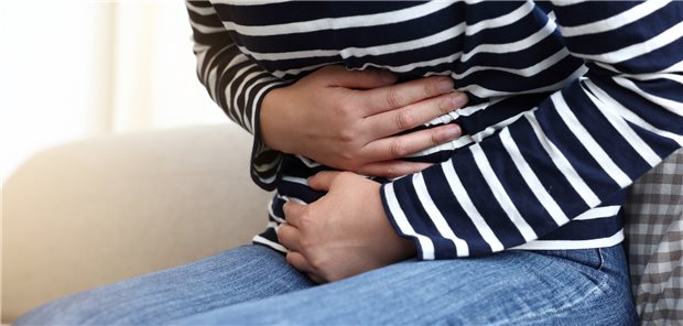 Bauchkrämpfe aufgrund einer Enteritis: mit Beginn der Infektionsschutzmaßnahmen wegen der COVID-19-Pandemie kam es zu einem starken Rückgang von darmpathogenen Erregern.
