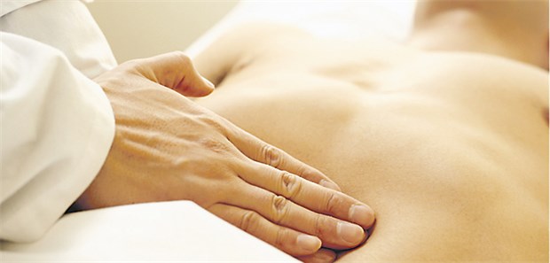 Zähes Ringen um die optimale Therapie Bauchschmerzen: Oft eines der ersten Symptome bei M. Crohn-Patienten.