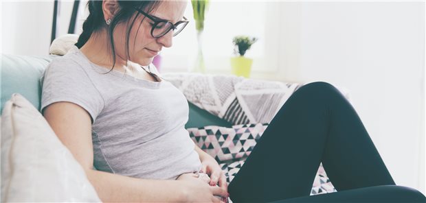 Bauchschmerzen nach dem Verzehr glutenhaltiger Nahrungsmittel? Oral eingenommenes Budesonid kann zur Besserungder Symptome nach Diätfehlern beitragen, legt eine Studie nahe.