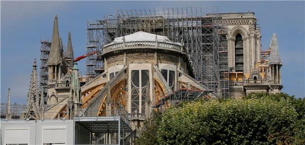 Paris kämpft gegen Bleiverschmutzung Baugerüstbühnen umgeben Angang August die Kathedrale Notre-Dame in Paris für die Rekonstruktionsarbeiten nach dem Brand vom 15. April 2019.