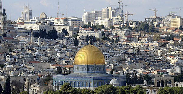 Medizintourismus im heiligen Land Baukräne hinter der Kulisse von Jerusalem: Das Heilige Land will neue Krankenhäuser für die Behandlung von Patienten aus dem Ausland bauen.