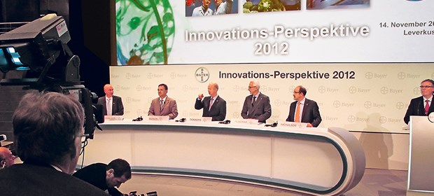 Bayers Blockbuster-Potenzial Bayer-CEO Marijn Dekkers (3.v.l.) gibt in Leverkusen eine Übersicht der jüngsten F&E-Erfolge des Konzerns.