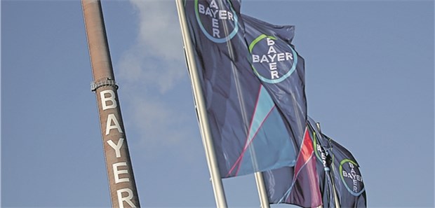 Von Pharma-Innovationen lebt Bayer am besten Bayer-Schornstein neben bewegtem Konzernlogo: Gegenwind hat der Traditionskonzern schon öfter Stand gehalten.