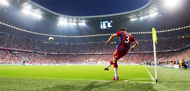 Hohes Verletzungsrisiko nicht nur für Profis Bayern München (hier Xabi Alonso beim Eckball) und der Hamburger SV eröffnen die neue Bundesliga-Saison.