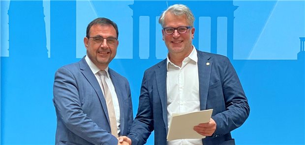 Bayerns Gesundheitsminister Dr. Klaus Holetschek überreichte Dr. Markus Beier die Bayerische Staatsmedaille für Verdienste um Gesundheit und Pflege.