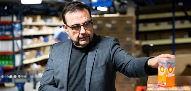 Bayerns Gesundheitsminister Klaus Holetschek (CSU) informierte sich im Dezember 2022 beim Pharmagroßhändler Sanacorp über die aktuellen Arzneimittelengpässe. Bereits im November hatte sein Ministerium eine „Taskforce Arzneimittelversorgung“ ins Leben gerufen.