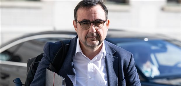 Bayerns Gesundheitsminister Klaus Holetschek (CSU) ist viel unterwegs – auch in puncto MDR-bedingte Medizinprodukteengpässe.