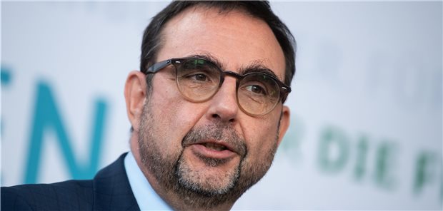 Betretungsverbote für ungeimpfte Pflegekräfte in Bayern erst ab Sommer Bayerns Gesundheitsminister Klaus Holetschek kündigt eine pragmatische Umsetzung der Pflege-Impfpflicht „mit Augenmaß“an. Sven Hoppe/dpa