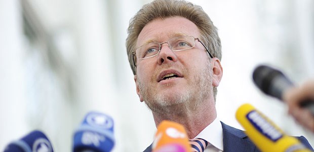 60.000 Euro für neue Hausärzte in Bayern Bayerns Gesundheitsminister Marcel Huber (CSU) verkündete mehrere Förderprogramme mit einem Gesamtvolumen von 15 Millionen Euro.