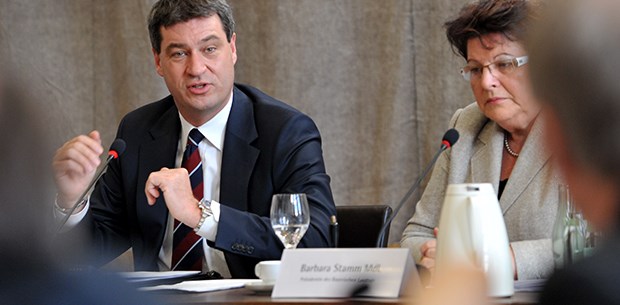 Neustart für 73b-Verträge - aber ohne Drohgebärden Bayerns Gesundheitsminister Söder und Landtagspräsidentin Stamm öffnen den Weg zu Neuverhandlungen über Hausarztverträge.
