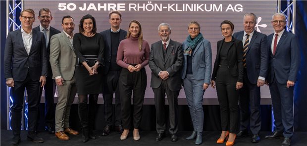Rhön-Klinikum AG: Vom Pionier im Krankenhaussektor zu einem Teil von Asklepios Bayerns Gesundheitsministerin Judith Gerlach (Mitte) mit Firmengründer Eugen Münch (7.v.l.) zu Gast beim Festakt 50 Jahre RHÖN-KLINIKUM AG in Bad Neustadt.