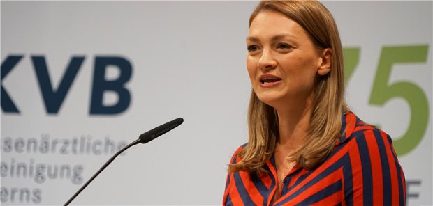 Bayerns Gesundheitsministerin Judith Gerlach setzt, wie sie beim Staatsempfang „75 Jahre KVB“ betonte, auf Nachwuchsförderung, Bürokratieabbau und Digitalisierung.