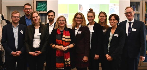 Hausarzt und Führungskraft – das geht! Bayerns Gesundheitsministerin Melanie Huml (5. v.l.) mit sechs jungen Assistenzärzten des LMU-Führungskräfteprogramms „Hausarzt 360°“, Prof. Jochen Gensichen (rechts), Prof. Tobias Dreischulte (links) und Dr. Lina Lauffer (2. v.r.).