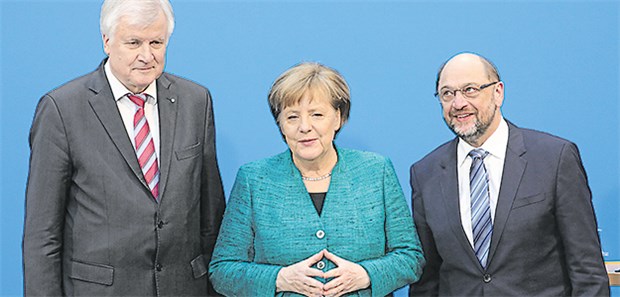 Große GroKo-Projekte kommen später Bayerns Ministerpräsident Horst Seehofer (CSU), Bundeskanzlerin Angela Merkel (CDU) und der SPD-Vorsitzende Martin Schulz nach den Koalitionsverhandlungen.