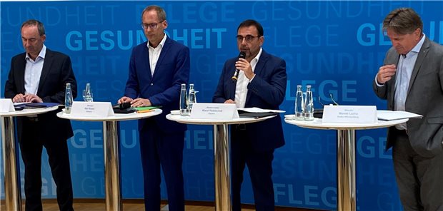 Bayerns Wirtschaftsminister Hubert Aiwanger sowie die für Gesundheit zuständigen Minister aus Hessen, Kai Klose, Bayern, Klaus Holetschek, und Baden-Württemberg, Manne Lucha (v.l.), nach der sogenannten Südschienen-Konferenz in München.