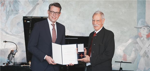 Bundesverdienstkreuz für Lutz Gürtler Bayerns Wissenschafts- und Kunstminister Markus Blume (links) überreicht Prof. Lutz Gürtler das Bundesverdienstkreuz 1. Klasse.