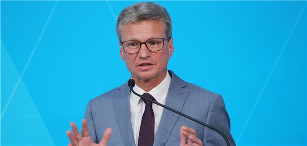 Wissenschaftskonferenz: Bayern will Exzellenzinitiative in der Spitzenmedizin Bayerns Wissenschaftsminister Bernd Sibler will als neuer Vorsitzender der Bundesländer in der Gemeinsamen Wissenschaftskonferenz mit dem Bund unter anderem die Spitzenmedizin in den Fokus stellen und eine Exzellenzinitiative starten.