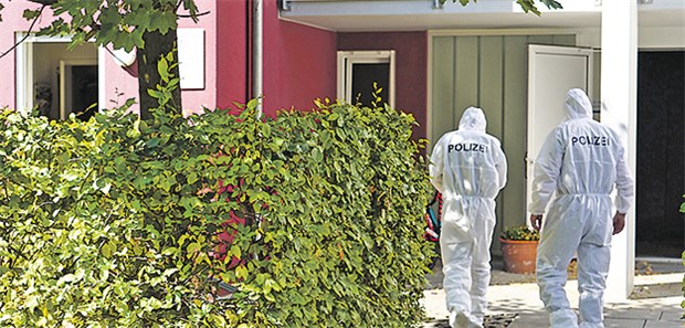 Tödliche Messerattacke auf Arzt in Offenburg Beamte der Spurensicherung betreten die Offenburger Arztpraxis, in der am Donnerstag ein Arzt Opfer einer tödlichen Messerattacke geworden ist.