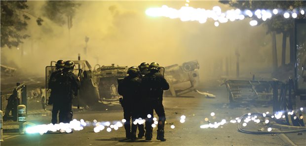 Viele Gesundheitseinrichtungen bei Krawallen in Frankreich zerstört Beamte der französischen Bereitschaftspolizei patrouillieren in Nanterre, während Feuerwerkskörper explodieren. Nach dem tödlichen Schuss eines Polizisten auf einen Jugendlichen bei einer Verkehrskontrolle bei Paris gab es mehrere Nächte lang Krawalle in Frankreich.
