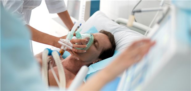 Beatmung: Ist jemand in kritischem Zustand, etwa nach einer Reanimation, werden 100 Prozent Sauerstoff
beziehungsweise 15 l/min empfohlen.