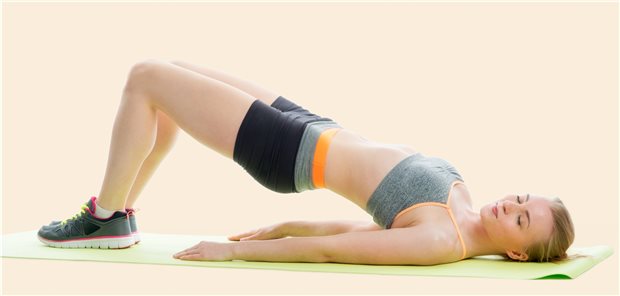 Beckenbodentraining: Es soll Frauen mit Belastungsinkontinenz und Mischharninkontinenz angeboten werden, empfiehlt die neue S2k-Leitlinie zu Harninkontinenz. Das Training soll über mindestens drei Monate erfolgen. (Symbolbild mit Fotomodell)