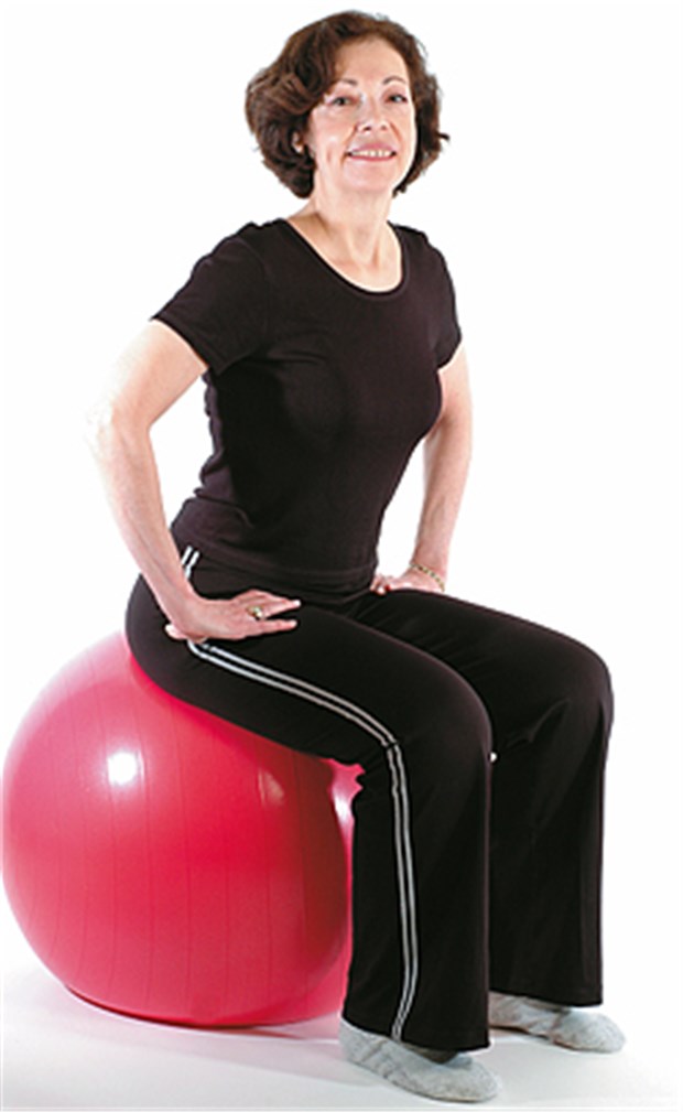 Blasenschwäche muss frau nicht hinnehmen Beckenbodentraining - hier mit Fitnessball - eignet sich zur Vorbeugung und zur Therapie bei Inkontinenz.