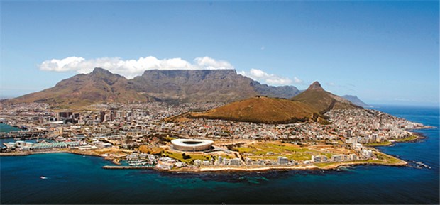 Faszination über den Dächern von Kapstadt Beeindruckende Landschaft im äußersten Süden Afrikas: Kapstadt mit dem Tafelberg. © dpa