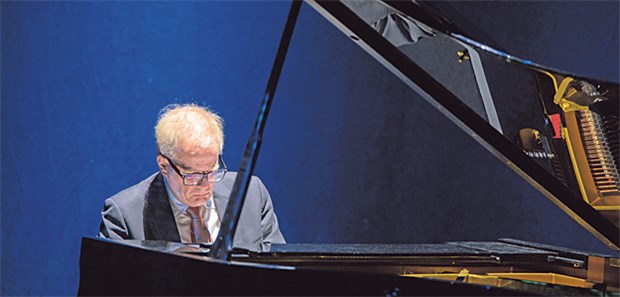 Festlicher Abend im Zeichen der Vielfalt geriatrischer Medizin Beeindruckte nicht nur mit Bach am Klavier, sondern auch mit differenzierten Analysen über das Leistungspotenzial von Menschen im hohen Alter: Professor Andreas Kruse.