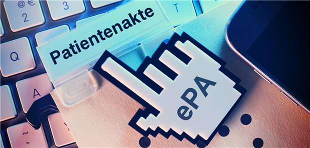 Computercursor zeigt auf Patientenakte auf einer Computertastatur