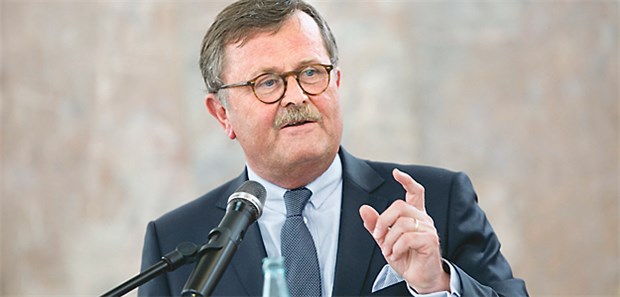 Nichts geht ohne die Freiberuflichkeit! Befürchtet scheibchenweise Einschnitte in die Freiberuflichkeit: BÄK-Präsident Frank Ulrich Montgomery.
