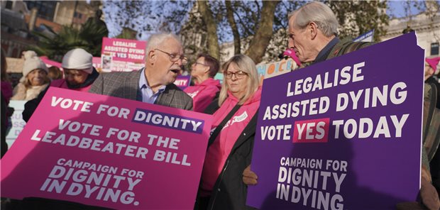 Britische Abgeordnete bringen Gesetz zur Sterbehilfe auf den Weg Befürworter der legalen Sterbehilfe demonstrierten vor dem Parlament in London.