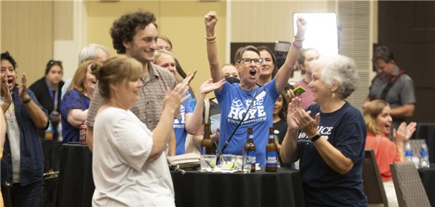 Kansas stimmt gegen Verschärfung des Rechts auf Schwangerschaftsabbruch Befürworter von Schwangerschaftsabbrüchen jubeln auf einer Wahlparty von Kansans for Constitutional Freedom im Overland Park Convention Center, als die ersten Umfragen darauf hindeuten, dass die vorgeschlagene Verfassungsänderung nicht angenommen wurde.