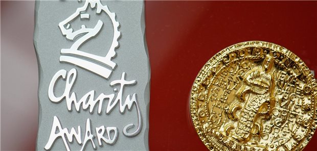 Die Gewinner des Charity Awards 2021 Begehrte Trophäen: die Medaille des Galenus-von-Pergamon-Preises und die Säule des Charity Awards.