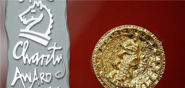 Die Gewinner des Charity Awards 2022 Begehrte Trophäen: die Medaille des Galenus-von-Pergamon-Preises und die Säule des Charity Awards.