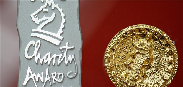 Heute werden Galenus-Preis und Charity Award vergeben Begehrte Trophäen: die Medaille des Galenus-von-Pergamon-Preises und die Säule des Charity Awards.