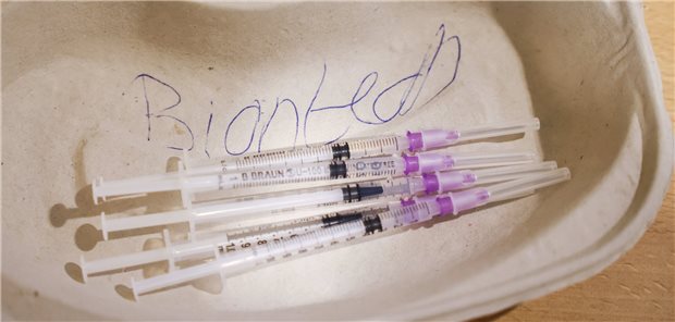 Hessens Hausärzte: Völliges Versagen des BMG! Eine Schale mit vorbereiteten Impfspritzen für Auffrischungsimpfungen mit dem Impfstoff von Biontech/Pfizer sind im Corona-Impfzentrum im Asklepios Klinikum Harburg zu sehen