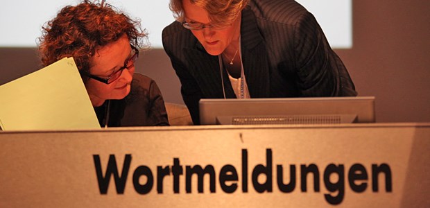 Ausgeredet! Begehrter Anlaufpunkt für Wortmeldungen: Mit endlosen Rednerlisten soll Schluss sein auf dem Ärztetag.