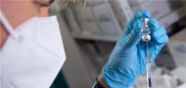 KV Niedersachsen wirft Spahn „Sabotage der Impfkampagne“ vor Ein Mitarbeiter der Hilfsorganisation Malteser bereitet im Impfzentrum eine Spritze mit dem Impfstoff von Biontech/Pfizer gegen das Coronavirus vor