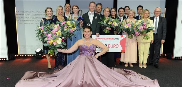 Mehr Glamour für die Darmkrebsprävention Begehrtes Fotomotiv: Moderatorin Elena Uhlig in ihrem außergewöhnlichen Kleid zusammen mit den Preisträgern des Felix-Burda-Awards.