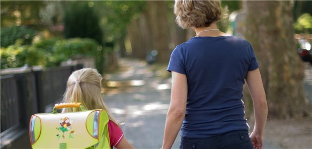 Begleitet auf dem Weg zur und während der Schule: In manchen Fällen muss dafür sogar die Kasse zahlen.