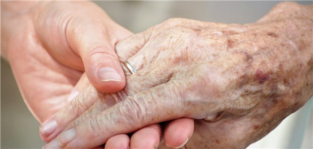 Begleitung eines Patienten am Sterbebett – das gehört zu den typischen hausärztlichen Aufgaben. Das drückt sich auch im EBM aus. 