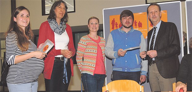 Hilfe für Medizinstudenten mit Kind Begrüßen das neue Hilfsangebot für studierende Eltern (v. l.): Studentin Pia Dittman, Anja Lipschik, Kathrin Lagodny, Martin Hildebrand und Professor Gerhard Burckhardt, Studiendekan der Medizinischen Fakultät.