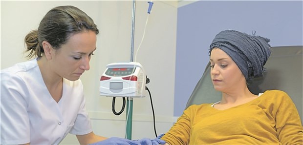 Behandlung einer Krebspatientin. Patienten wie sie sollen schneller von Innovationen profitieren.