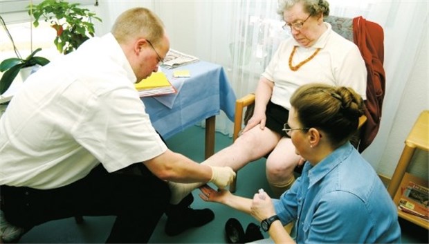 Vorteile für gelierenden Schaumverband Behandlung einer Patientin mit Ulcus cruris.
