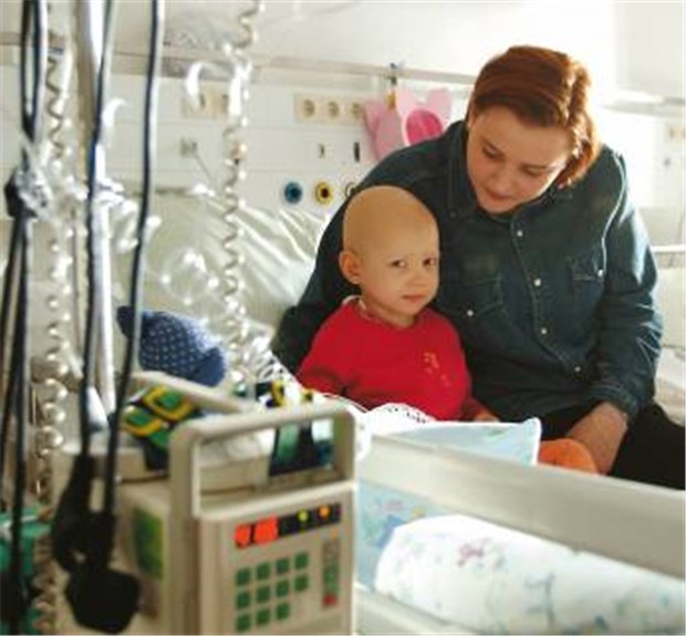 "Integrierte Versorgung steht vor Durststrecke" Behandlung in der Klinik: Ein krebskrankes Kind und seine Mutter.